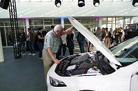 Bild: Afterwork-Party im Opel-Autohaus