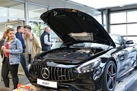 Bild: Afterwork-Party im Mercedes-Autohaus