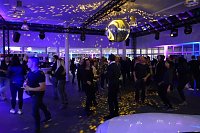 Bild: Afterwork-Party im Mercedes-Autohaus