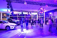 Bild: Afterwork-Party im Mercedes-Autohaus