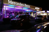 Bild: Afterwork-Party im Mercedes-Autohaus