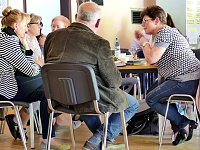 Bild: Intensive Gruppengespr&auml;che (im Vordergrund sprechend Gemeindep&auml;dagogin Ines Delert)