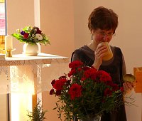 Bild: Kathrin Schwarze die Beauftragte f&uuml;r die Arbeit mit Frauen im  Kirchenkreis S&uuml;dharz deckt die Festtafel - auch mit slowenischem Honig 