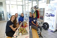 Bild: Autos an THC-M&auml;dels &uuml;bergeben