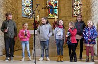 Bild: die Kinder der Kinderstunde erz&auml;hlen von ihren Erlebnissen mit Pfarrer Werner Heizmann