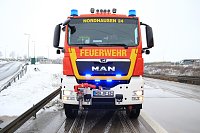 Transporter in der Mittelleitplanke Bild: Transporter in der Mittelleitplanke