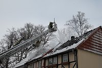 Dachstuhlbrand griff auf Nachbarhäuser über Bild: Dachstuhlbrand griff auf Nachbarhäuser über
