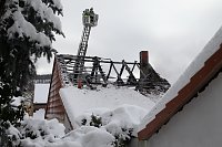 Dachstuhlbrand griff auf Nachbarhäuser über Bild: Dachstuhlbrand griff auf Nachbarhäuser über