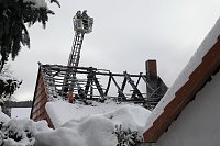 Dachstuhlbrand griff auf Nachbarhäuser über Bild: Dachstuhlbrand griff auf Nachbarhäuser über