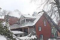 Dachstuhlbrand griff auf Nachbarhäuser über Bild: Dachstuhlbrand griff auf Nachbarhäuser über