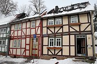 Dachstuhlbrand griff auf Nachbarhäuser über Bild: Dachstuhlbrand griff auf Nachbarhäuser über