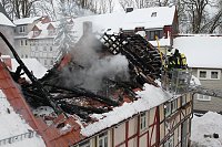 Dachstuhlbrand griff auf Nachbarhäuser über Bild: Dachstuhlbrand griff auf Nachbarhäuser über