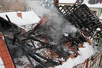 Dachstuhlbrand griff auf Nachbarhäuser über Bild: Dachstuhlbrand griff auf Nachbarhäuser über