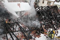 Dachstuhlbrand griff auf Nachbarhäuser über Bild: Dachstuhlbrand griff auf Nachbarhäuser über
