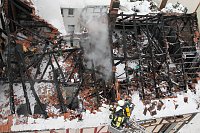 Dachstuhlbrand griff auf Nachbarhäuser über Bild: Dachstuhlbrand griff auf Nachbarhäuser über