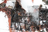 Dachstuhlbrand griff auf Nachbarhäuser über Bild: Dachstuhlbrand griff auf Nachbarhäuser über