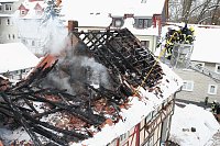 Dachstuhlbrand griff auf Nachbarhäuser über Bild: Dachstuhlbrand griff auf Nachbarhäuser über