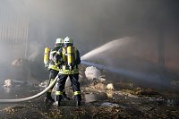 Bild: Gro&szlig;brand in Lagerhalle