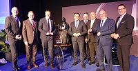 Bild: Ein Teil der geladenen G&auml;ste aus Politik und Wirtschaft auf einem Gruppenfoto
