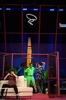 Bild: Das Ensemble des Rudolst&auml;dter Theaters l&auml;sst am Freitag die Mauer noch einmal fallen