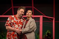 Bild: Das Ensemble des Rudolst&auml;dter Theaters l&auml;sst am Freitag die Mauer noch einmal fallen
