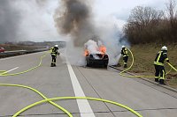 Bild: Ausgebranntes Auto auf der A38 bei Leinefelde