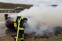 Bild: Ausgebranntes Auto auf der A38 bei Leinefelde