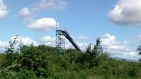 Einst von Bäumen verdeckt, ist die Sprungschance zwischen Waldschlösschen und Harzhaus heute weithin sichtbar. Bild: Einst von Bäumen verdeckt, ist die Sprungschance zwischen Waldschlösschen und Harzhaus heute weithin sichtbar.