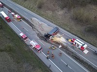 Lkw Unfall verteilt Tonnen an Sand auf der A38 Bild: Lkw Unfall verteilt Tonnen an Sand auf der A38