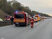 Lkw Unfall verteilt Tonnen an Sand auf der A38 Bild: Lkw Unfall verteilt Tonnen an Sand auf der A38