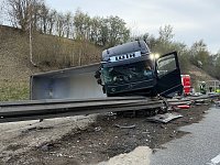 Lkw Unfall verteilt Tonnen an Sand auf der A38 Bild: Lkw Unfall verteilt Tonnen an Sand auf der A38