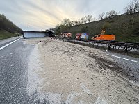 Lkw Unfall verteilt Tonnen an Sand auf der A38 Bild: Lkw Unfall verteilt Tonnen an Sand auf der A38