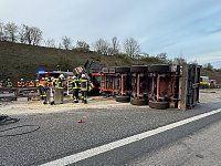 Lkw Unfall verteilt Tonnen an Sand auf der A38 Bild: Lkw Unfall verteilt Tonnen an Sand auf der A38