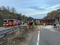 Lkw Unfall verteilt Tonnen an Sand auf der A38 Bild: Lkw Unfall verteilt Tonnen an Sand auf der A38