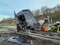 Lkw Unfall verteilt Tonnen an Sand auf der A38 Bild: Lkw Unfall verteilt Tonnen an Sand auf der A38
