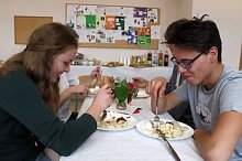 Bild: Spa&szlig; beim Pelmenibacken und -essen