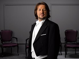 Bild: Lev Vinocour begleitet gemeinsam mit dem Loh-Orchester Sondershausen das Ballett Geliebte Clara 