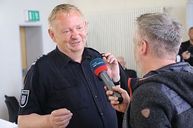 Bild: Polizeihauptkommissar Volker Brandt ist bis heute von seinen vierbeinigen Kollegen begeistert