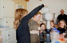 Bild: Lena und Jonas bedienen die Milchzentrifuge