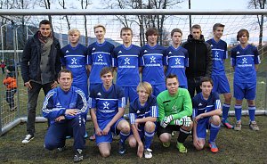 Die Profis umringt von den Spielern der B-Junioren des SV Gl&uuml;ck auf! Bleicherode. Die Jungs tragen die nagelneuen Trikots, die der Preis des Wettbewerbs Auffrischpr&auml;mie 2012 der Targo-Bank waren.