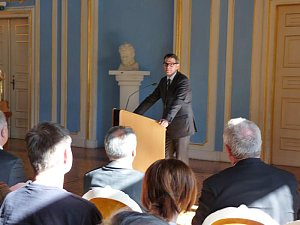 "Zwischen Prunk und Politik"