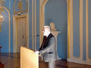 "Zwischen Prunk und Politik"