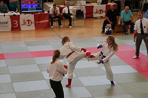  Lena (r, blau) im Kampf um Platz 3 gegen Juniorenweltmeisterin Annekathrin Schmidt