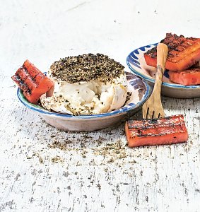 Scharf: In Argentinien ist kein Asado-Grillfest ohne Chimichurri denkbar. Frisch zubereitet lassen sich auch Meeresfrüchte darin dippen.