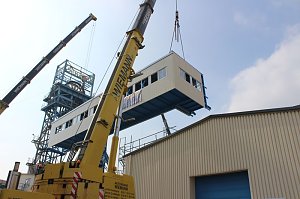 Neue Seilfahrtsbr&uuml;cke wird montiert