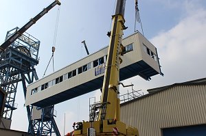 Neue Seilfahrtsbr&uuml;cke wird montiert