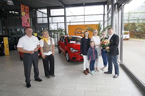 Centerleiter Achit Tölle beglückwünscht Diana Schulze zum Gewinn des Opel Corsa. Verkaufsberater Ronny Peukert und Serviceassistentin Katrin Junker begleiteten die Übergabe.