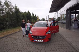 Jetzt geht’s los, freut sich Gewinnerin Diana Schulze, nachdem sie den Schlüssel von Ronny Peukert hat.