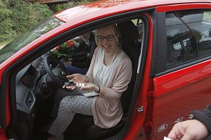 Über den neuen Opel Corsa als Zweitfahrzeug freut sich die ganze Familie: Annemarie, Marlene, Johanna und ihre Eltern Diana und Joachim Schulze.