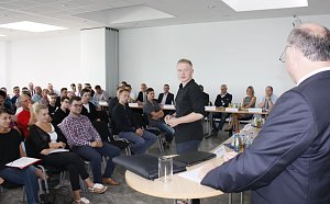 Alexander Kohl berichtet &uuml;ber seine Erfahrungen aus den ersten beiden Ausbildungsjahren. Auch Gesch&auml;ftsf&uuml;hrer Helmut Peter h&ouml;rt interessiert zu.